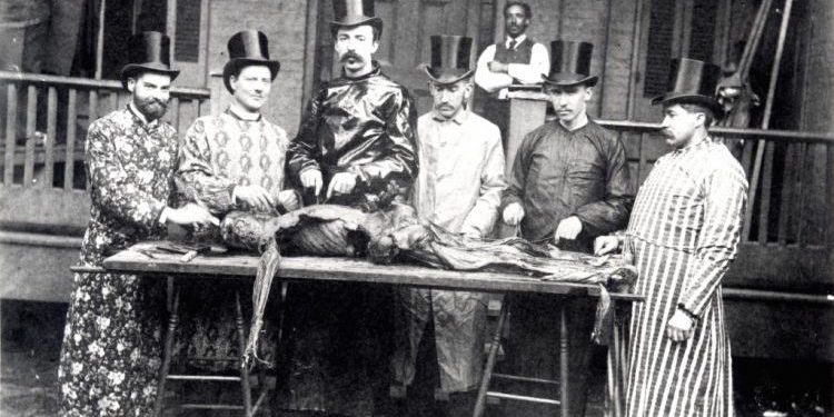 z louisville-medical-students-with-cadaver-1024x811-750x594-750x375