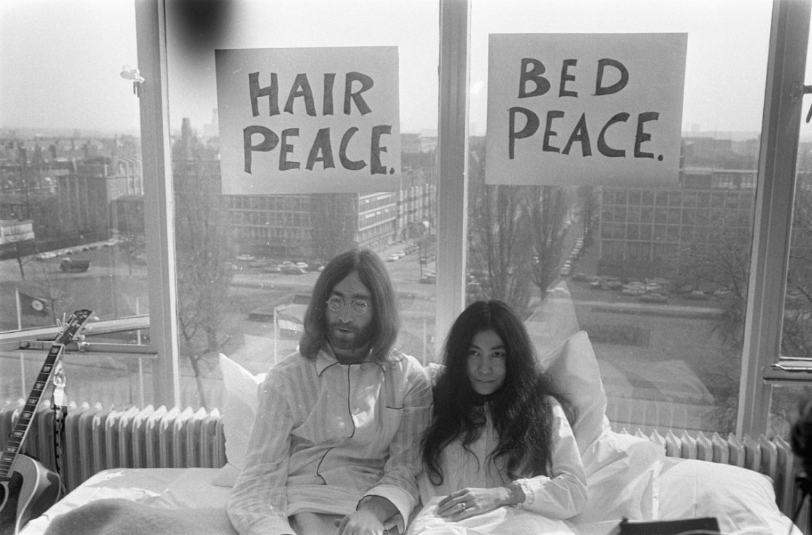 z Bed-In_for_Peace_Amsterdam_1969_-_John_Lennon__Yoko_Ono_13