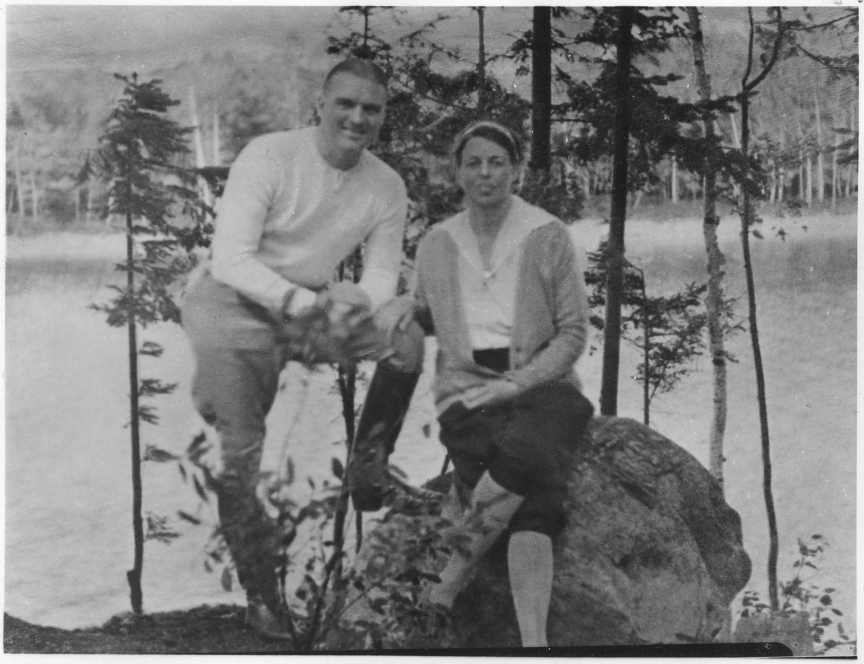 Eleanor_Roosevelt_and_Earl_Miller_at_Chazy_Lake,_New_York_-_NARA_-_197233